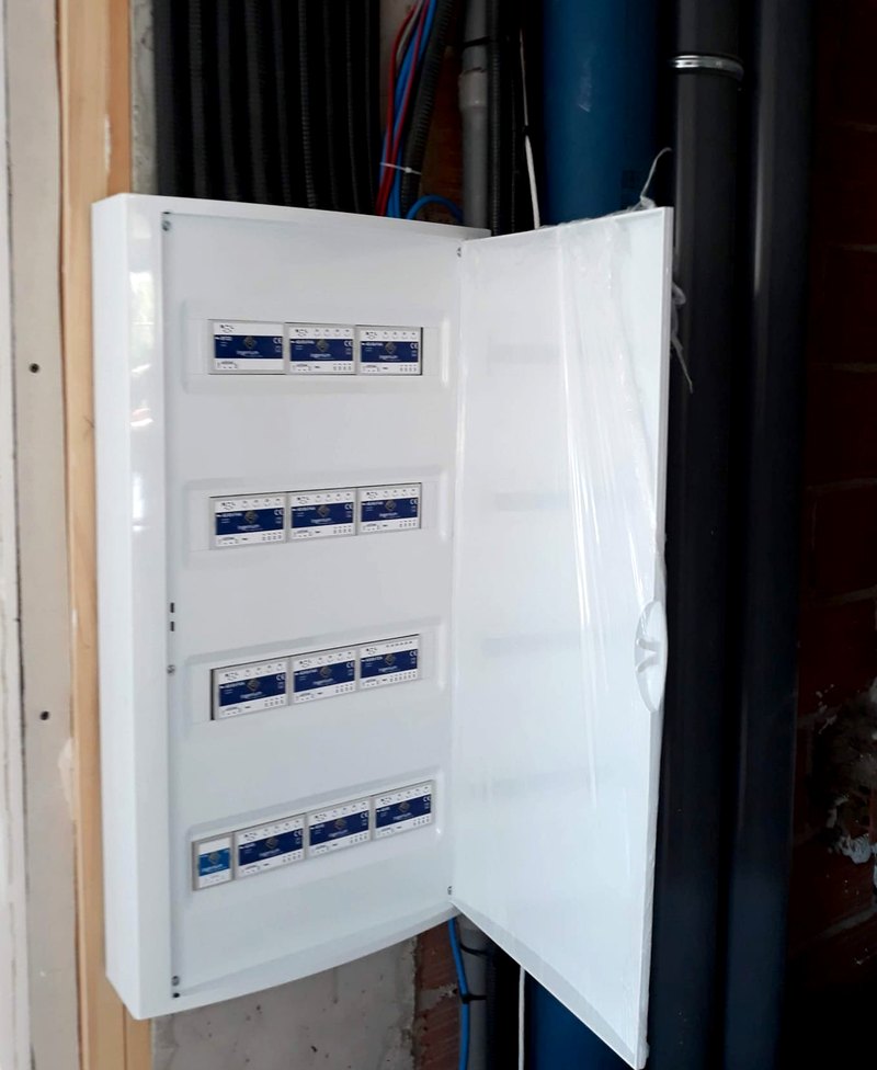 Cuadro eléctrico nuevo con la puerta abierta y cuatro filas de automáticos montadas