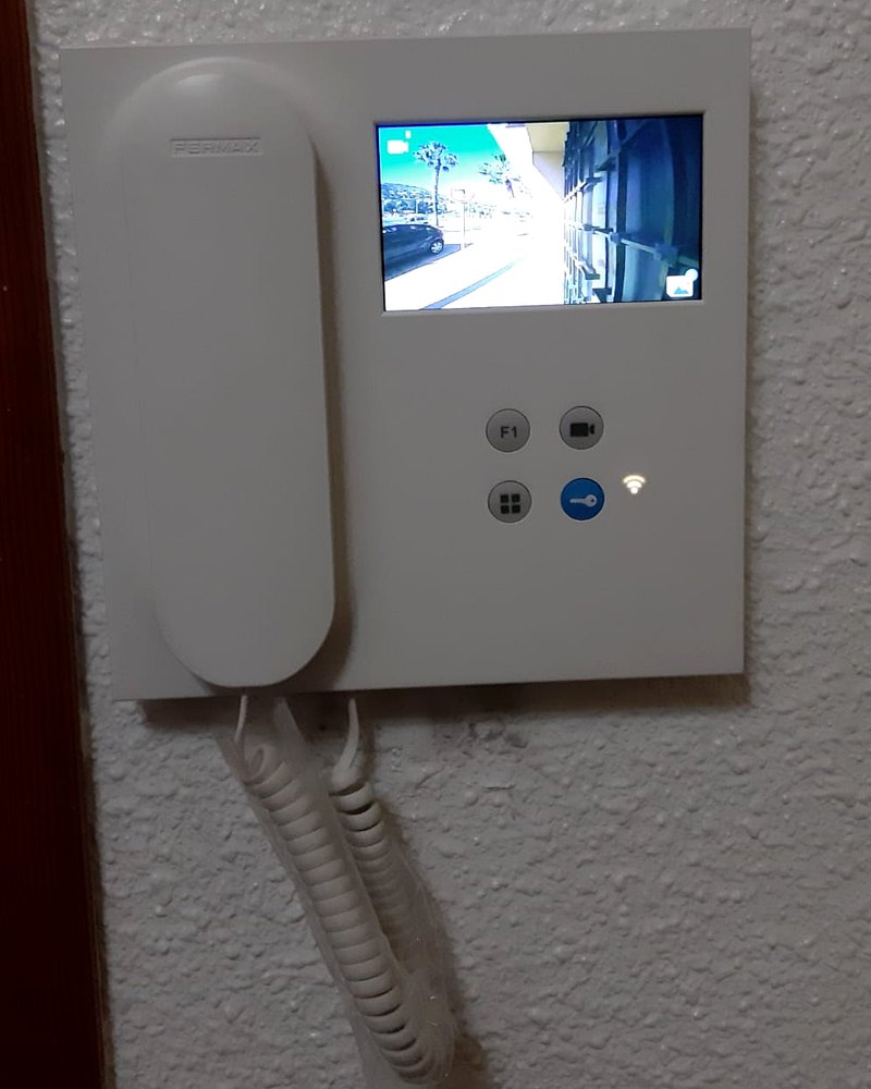 Videoportero nuevo instalado en el mismo punto, con la pantalla en color encendida mostrando la calle